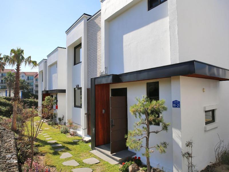 Aewol Bada Town House