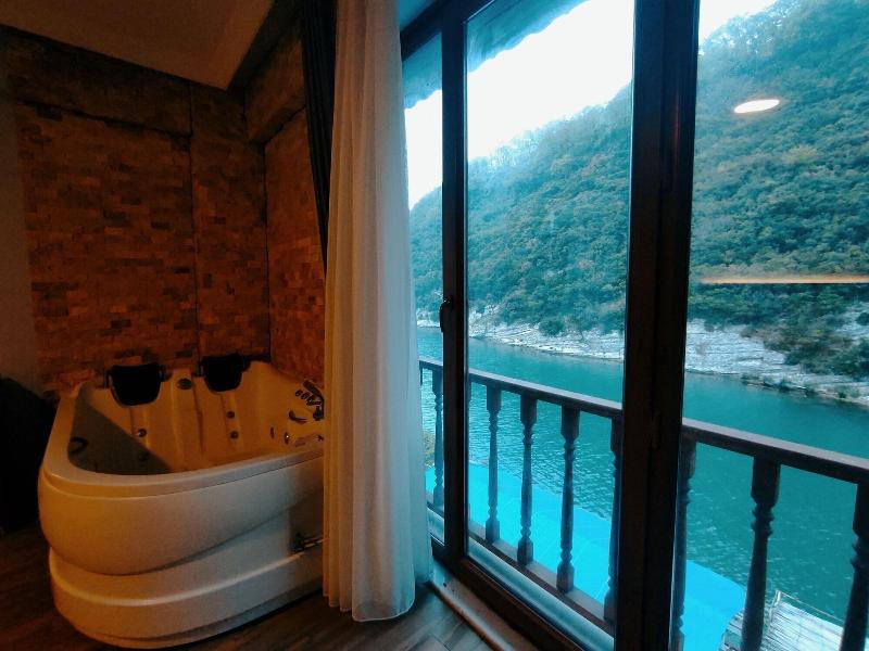Hill River Hotel image