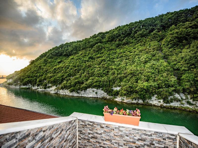 Hill River Hotel image