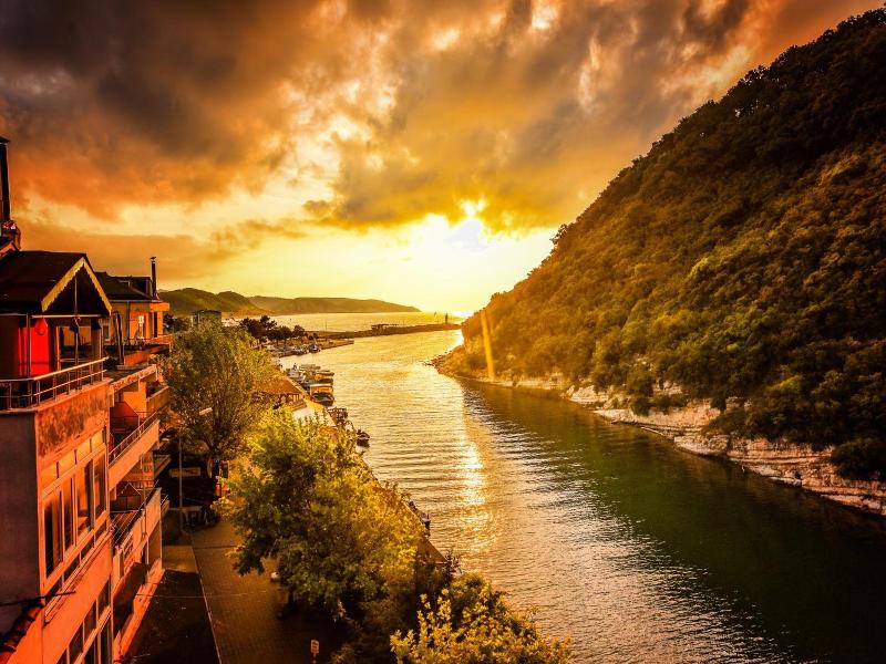 Hill River Hotel image