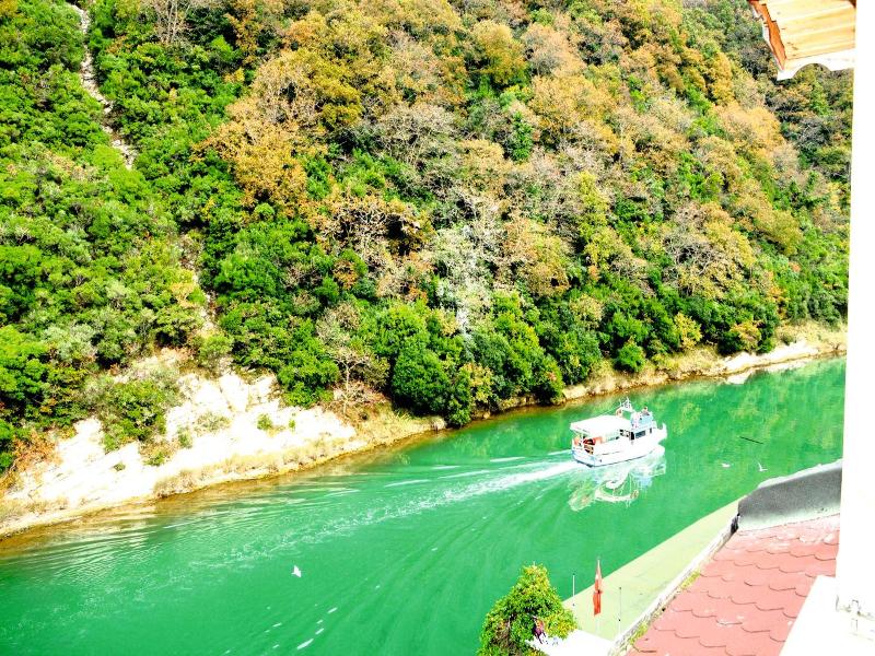 Hill River Hotel image