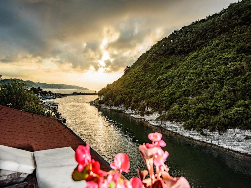 Hill River Hotel image