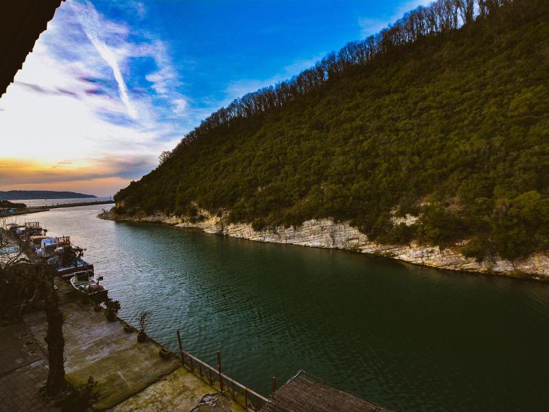 Hill River Hotel image