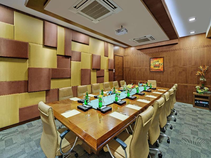 Express Inn The Business Luxury Hotel image