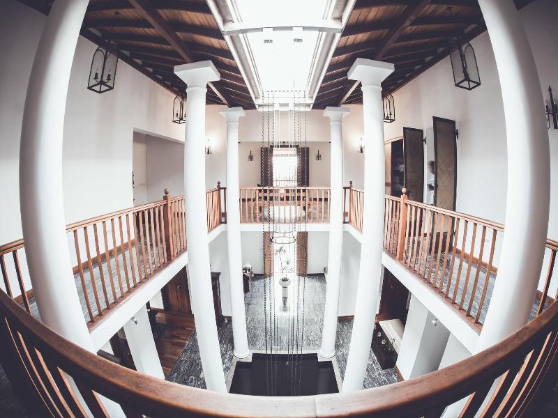 Villa White Queen image