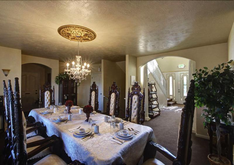 . Lions Gate Manor Bed And Breakfast