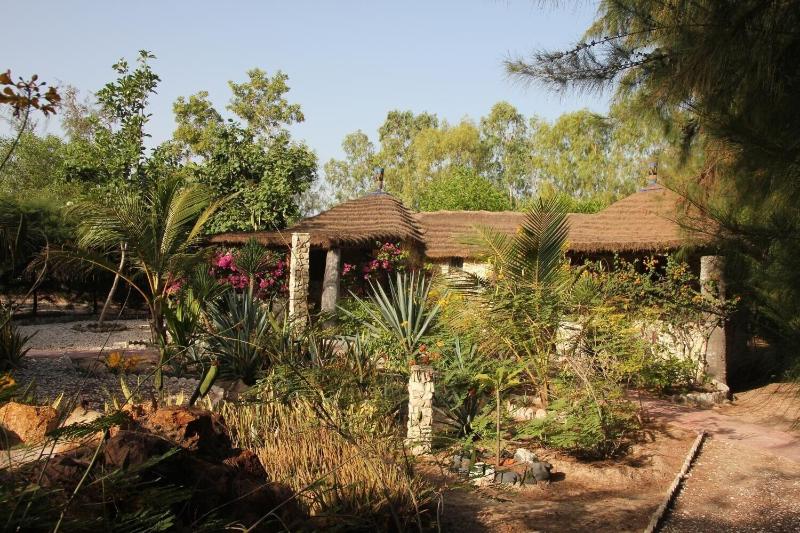 Le Calao Du Lac Rose image