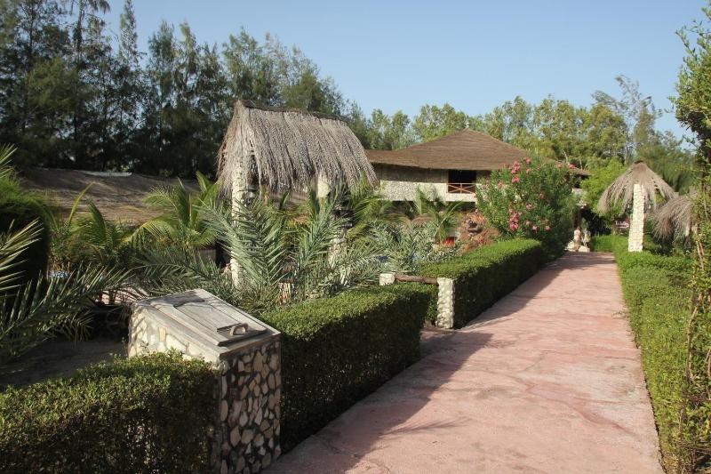 Le Calao Du Lac Rose image