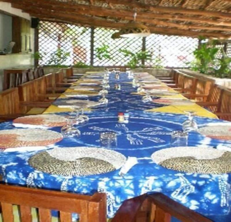 Le Calao Du Lac Rose image