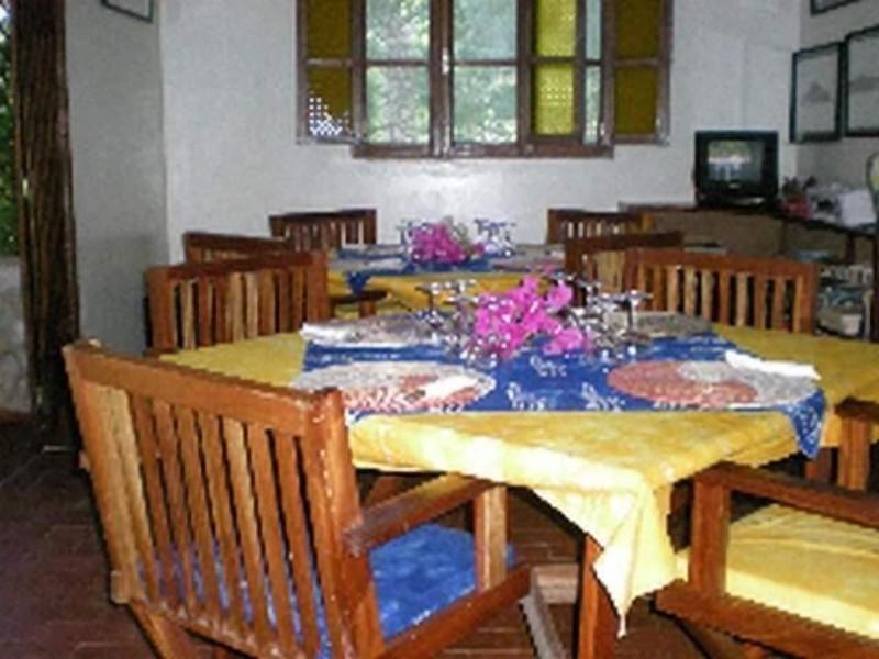 Le Calao Du Lac Rose image