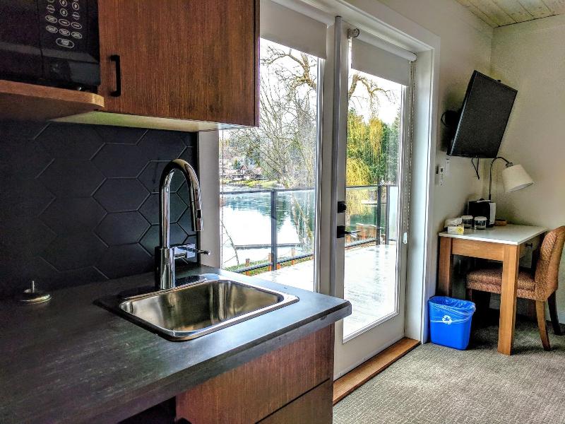 Riverside Inn image 10