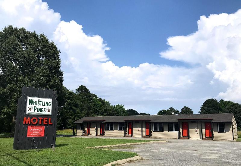 Whistling Pines Motel