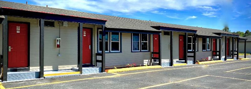 Whistling Pines Motel