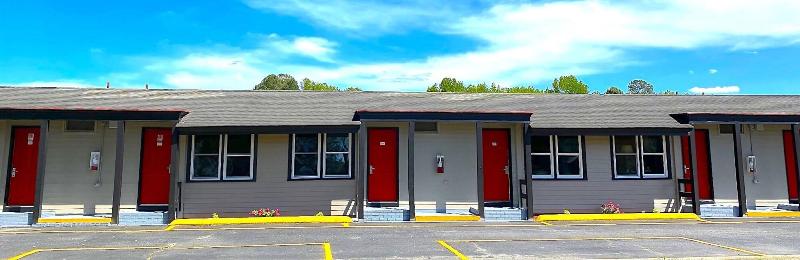 Whistling Pines Motel