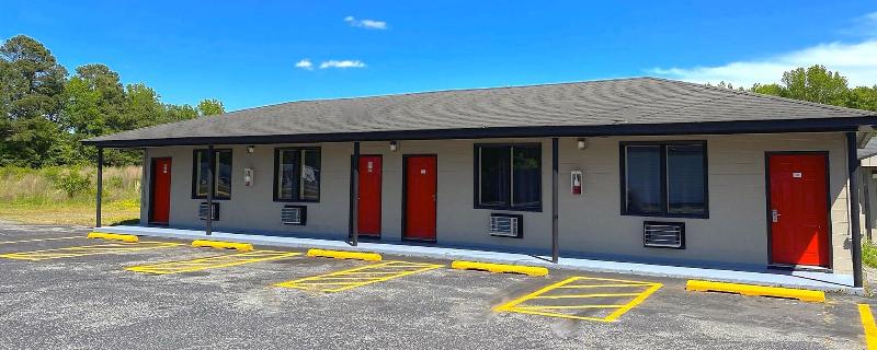 Whistling Pines Motel