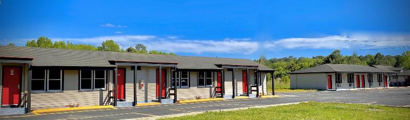 Whistling Pines Motel