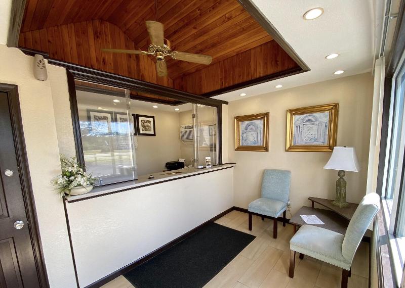 Whistling Pines Motel