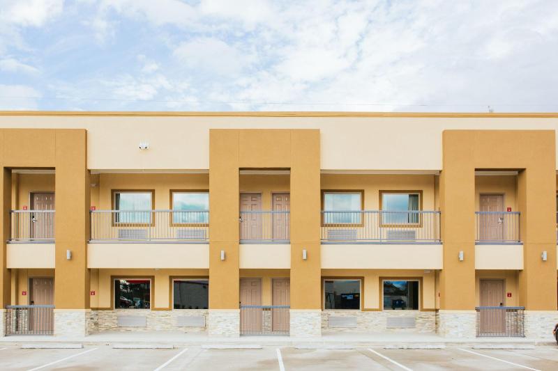 Budget Host Inn And Suites image