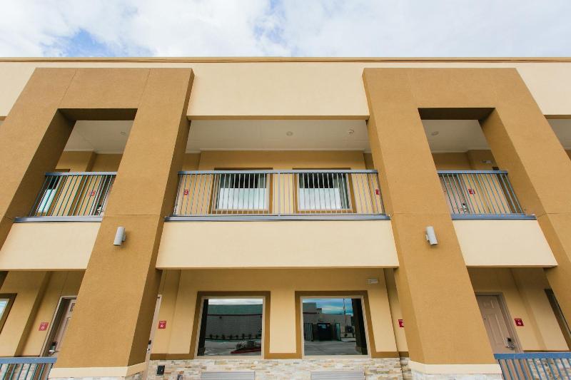 Budget Host Inn And Suites image