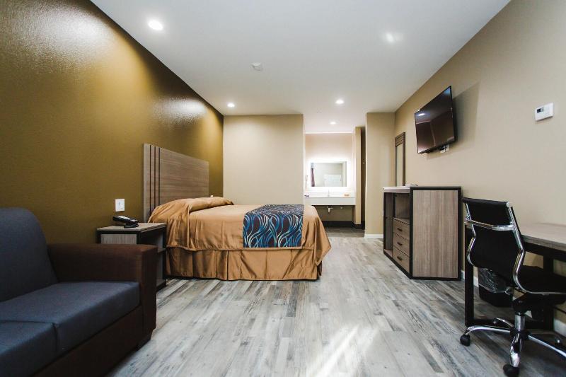 Budget Host Inn And Suites image