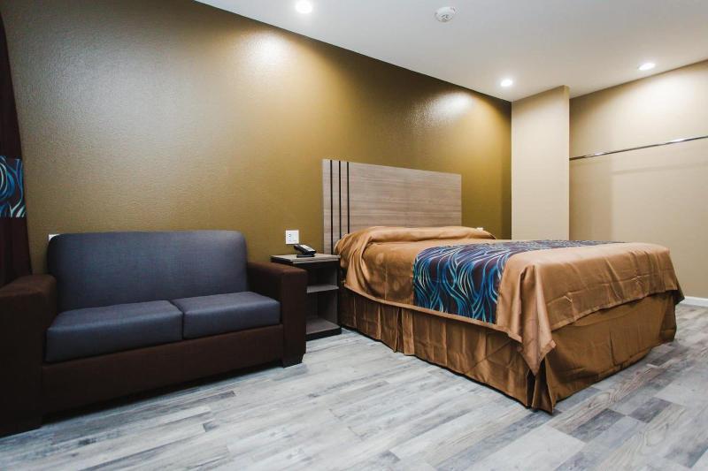 Budget Host Inn And Suites image