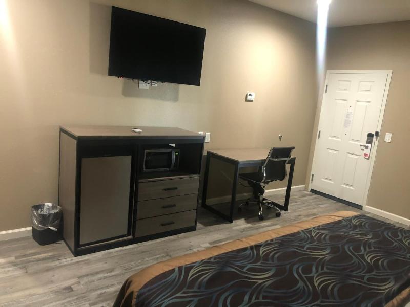 Budget Host Inn And Suites image