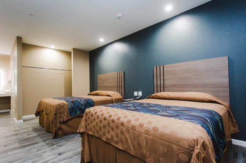 Budget Host Inn And Suites image