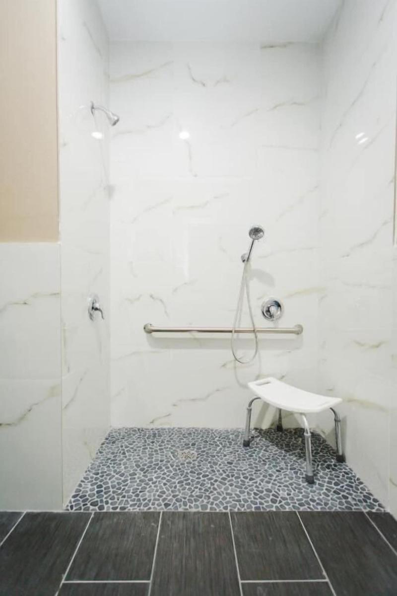 Budget Host Inn And Suites image