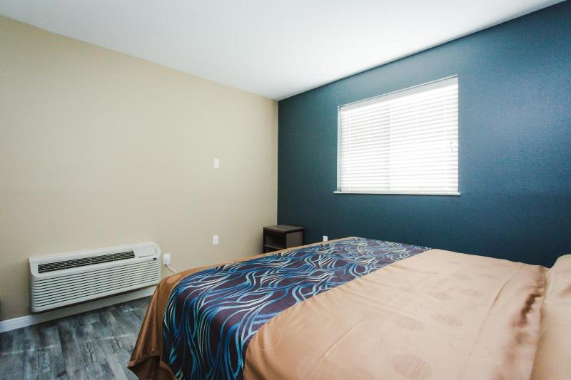 Budget Host Inn And Suites image