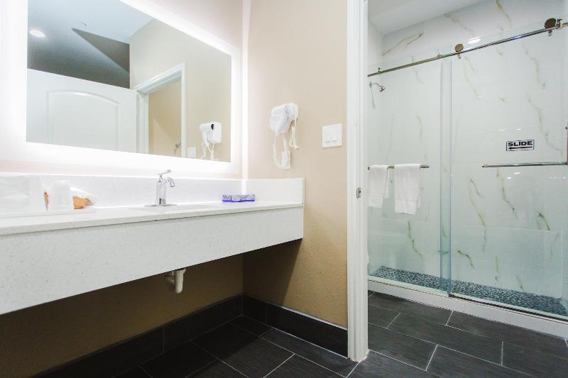 Budget Host Inn And Suites image