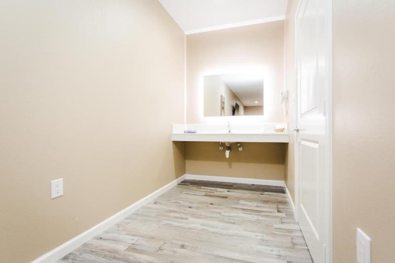 Budget Host Inn And Suites image