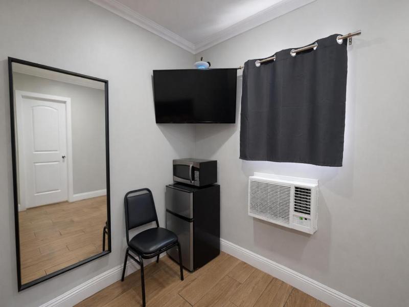 Carlton Motel image