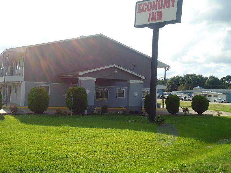 Economy Inn — exterior view