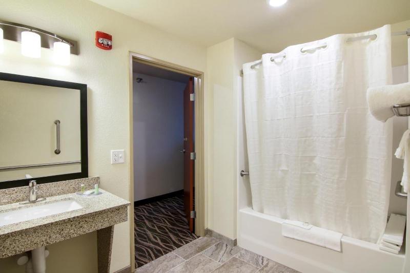 Cobblestone Inn & Suites - Fairfield Bay image
