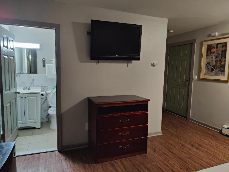 Capri Motel image