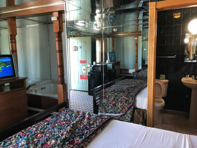 Capri Motel image
