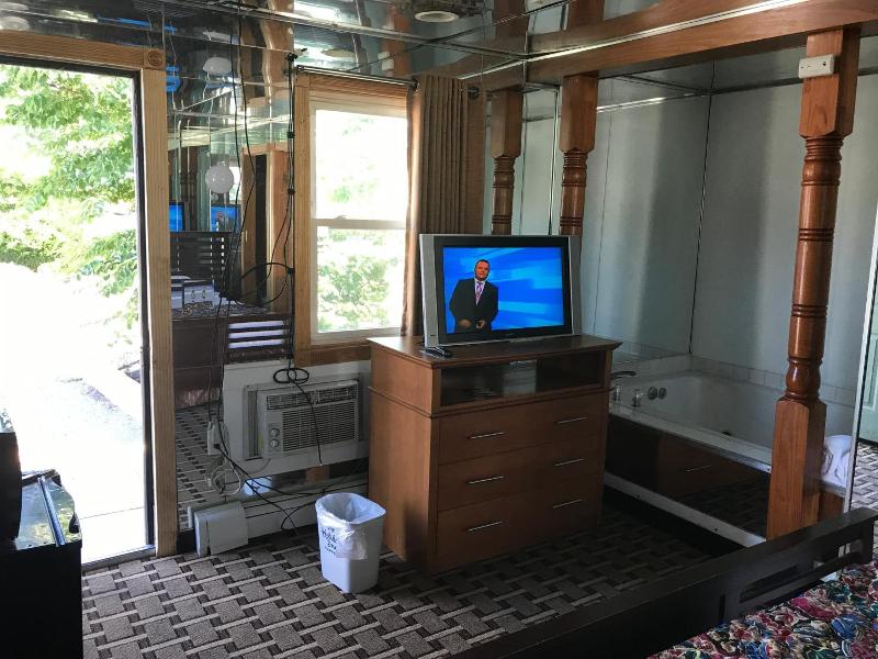 Capri Motel image