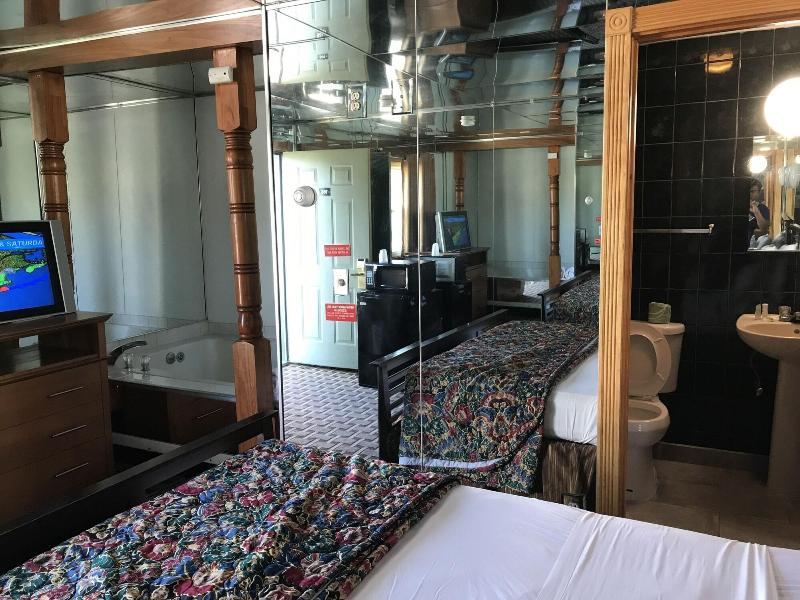 Capri Motel image