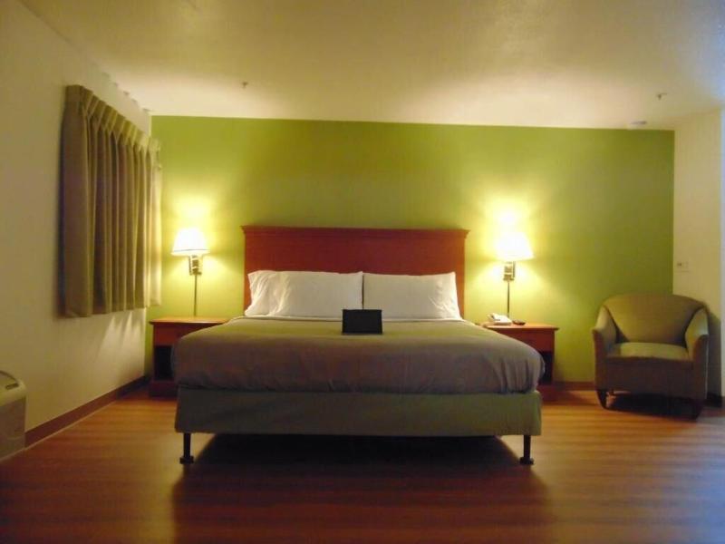 Travel Inn & Suites — photo 4