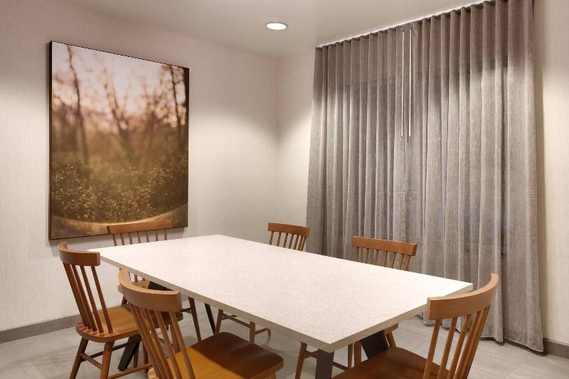 Fairfield Inn And Suites By Marriott Roswell image