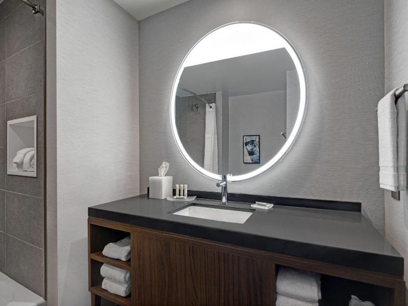Courtyard By Marriott Hamilton image