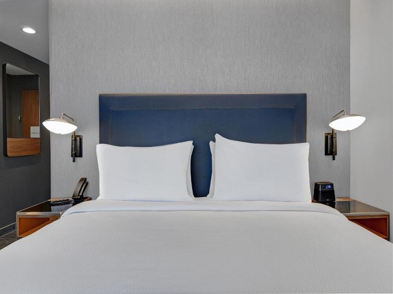 Courtyard By Marriott Hamilton image