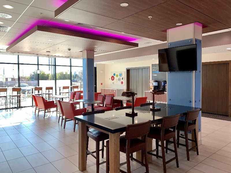 Holiday Inn Express & Sts Phoenix N - Happy Valley image