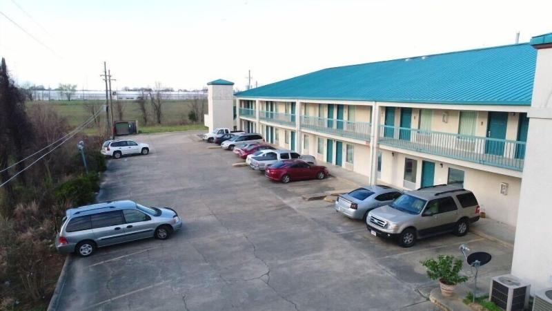 Deluxe Inn & Suites