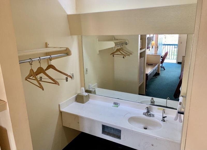 Deluxe Inn & Suites 4