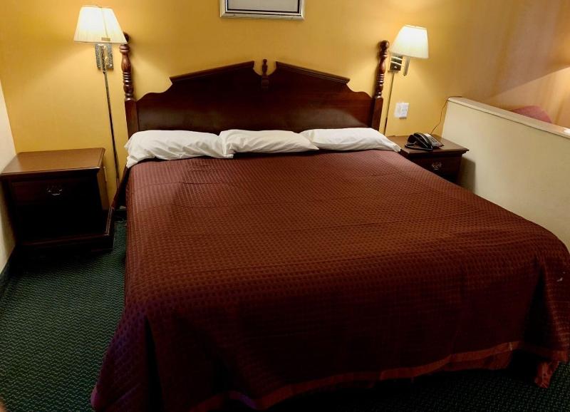 Deluxe Inn & Suites 5