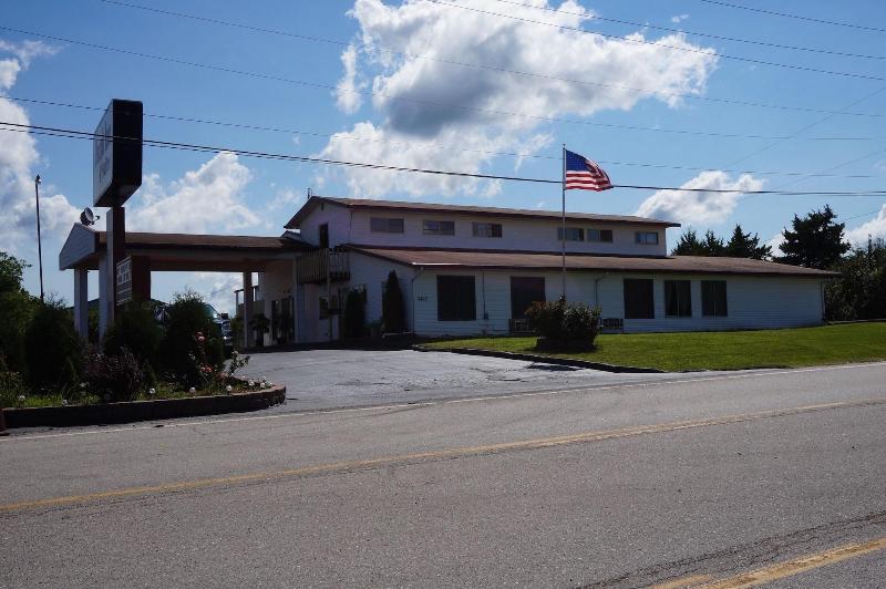 Ozark Inn & Suites — exterior view