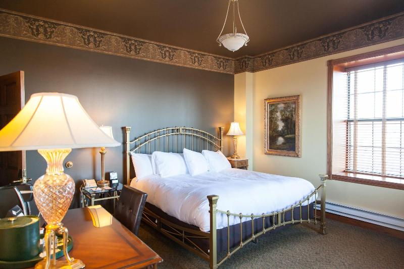 Landmark Inn image