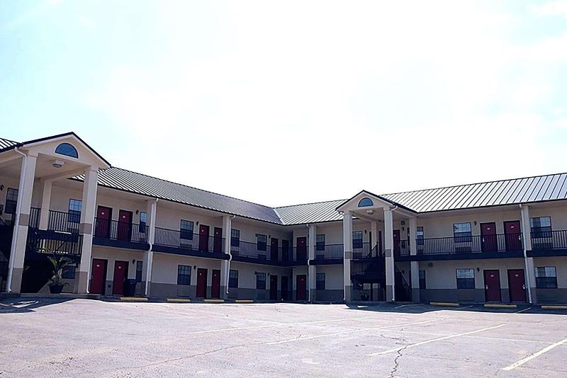 Super 8 By Wyndham Kiowa — general view