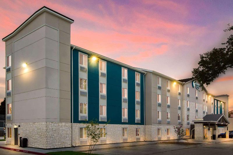Woodspring Suites Lake Jackson image